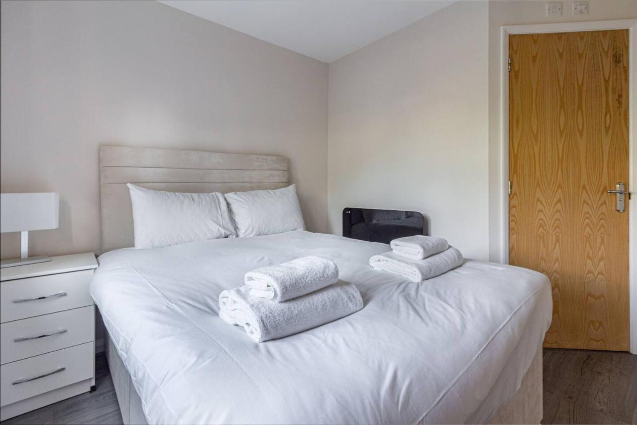 Lovely 2Bed Apt In Redditch, Free Wi-Fi & Parking Exterior photo