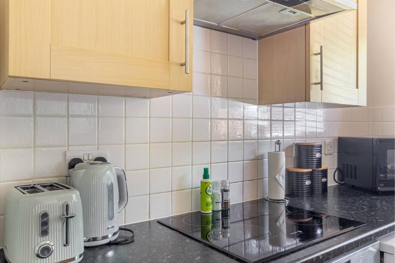 Lovely 2Bed Apt In Redditch, Free Wi-Fi & Parking Exterior photo